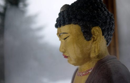 قرب تمثال بوذا.