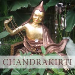 Miedziany posąg Chandrakriti w ogrodzie, trzymający różaniec podczas debaty.