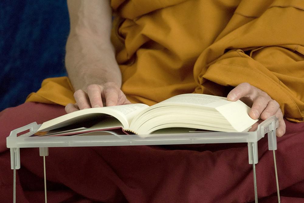راهب بوذي تبتي يقرأ كتابًا.