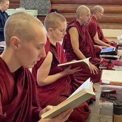 Mnisi z opactwa Sravasti recytują „Zaangażowanie się w czyny bodhisattwy” Śantidewy.