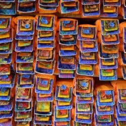 Półka z tybetańskimi tekstami religijnymi owinięta tkaniną.