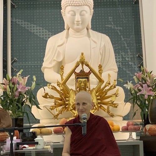 يعلِّم Chodron الموقر أمام تماثيل بوذا في معبد Poh Ming Tse.