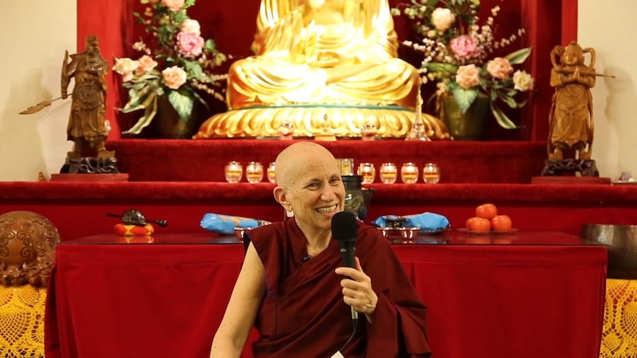 Czcigodny Chodron nauczający w Amerykańskim Związku Buddystów Evergreen w Kirkland w stanie Waszyngton.