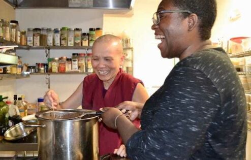 스라바스티 수도원 주방에서 펜네 장로님과 함께 요리를 하며 웃고 있는 라시카.
