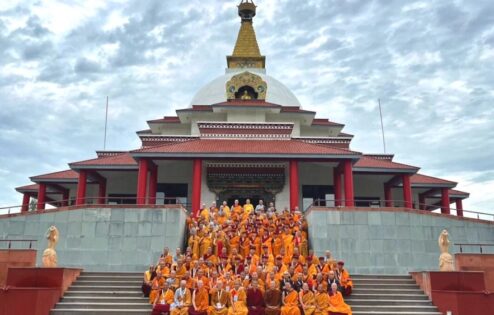 المشاركون في مسابقة بهكشوني فارسا 2023 الدولية يلتقطون صورة جماعية في مركز شرافاستي البوذي الثقافي الكبير.