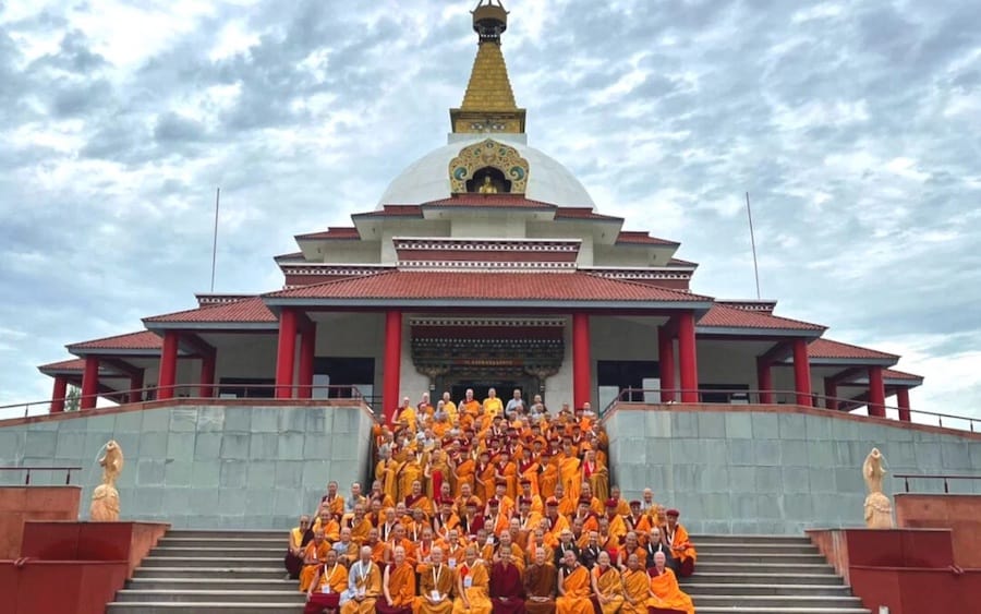 Uczestnicy międzynarodowego bhikshuni varsa 2023 robią zdjęcie grupowe w Buddyjskim Centrum Kultury Great Shravasti.