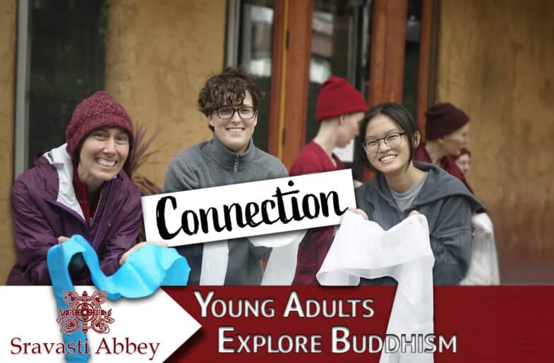 Los participantes del programa Jóvenes Adultos Exploran el Budismo ofrecen khatas, mostrando cómo la conexión es una cualidad del programa.